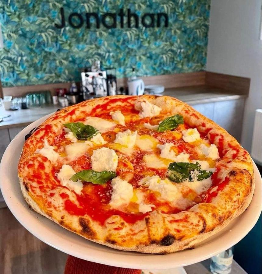 Jonathan Bed&Pizza Komárom Exteriér fotografie
